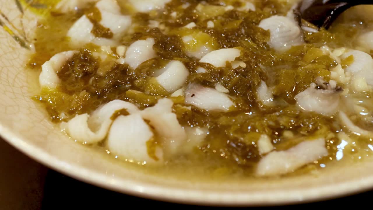 Foto close-up detail dari sup ramen panas yang menampilkan potongan ikan putih dan sayuran gurih