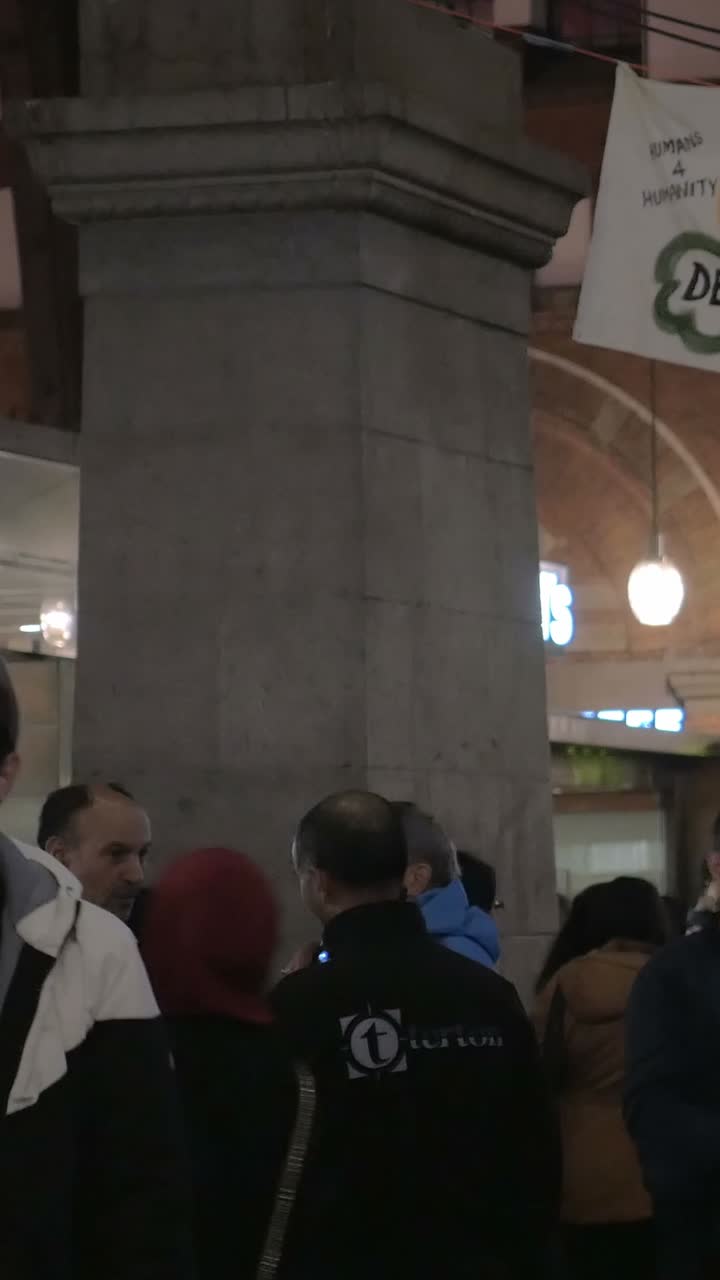 Un gruppo di persone in piedi all'interno di un edificio