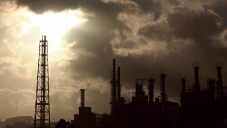 Toma-Industrial-De-Refinería-De-Petróleo,-Nubes-Moviéndose-En-El-Fondo,-4k