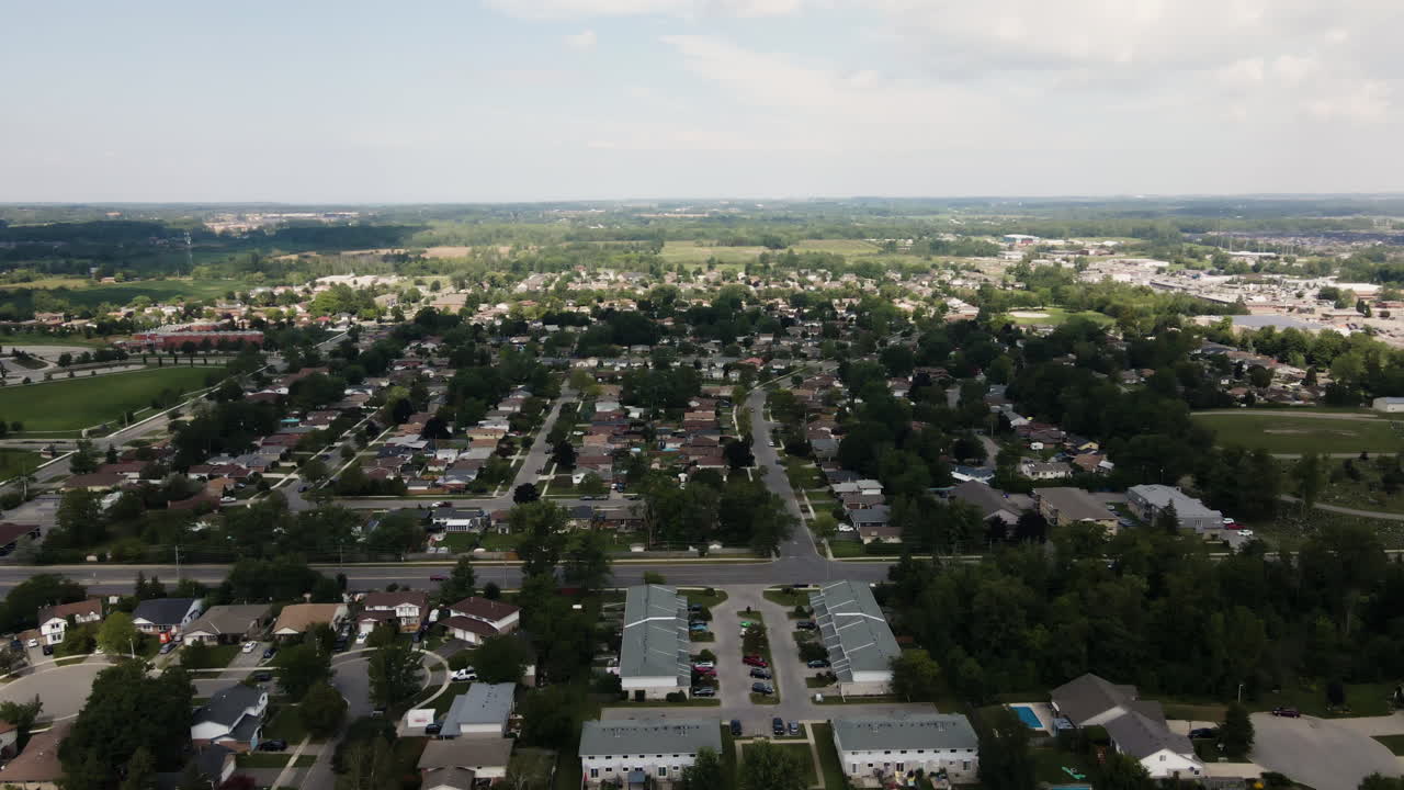 sobrevuelo aéreo barrio suburbano en welland durante el día soleado, canadá