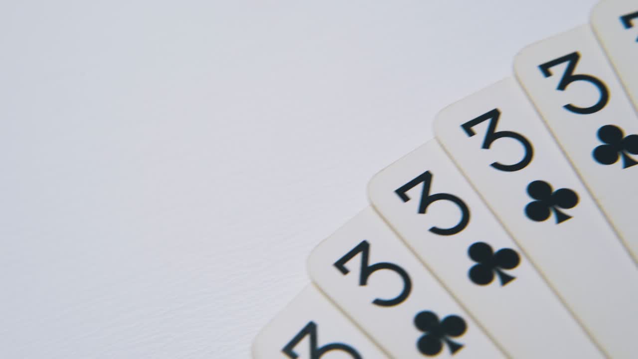 movimento acima do ventilador do clube jogando cartas em superfície branca