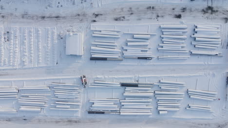 patio de suministro de construcción cubierto de nieve en el invierno, aérea de arriba hacia abajo