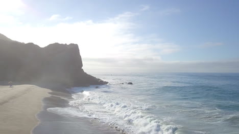 Hermosa-Playa-Con-Acantilado-Rocoso-En-El-Fondo