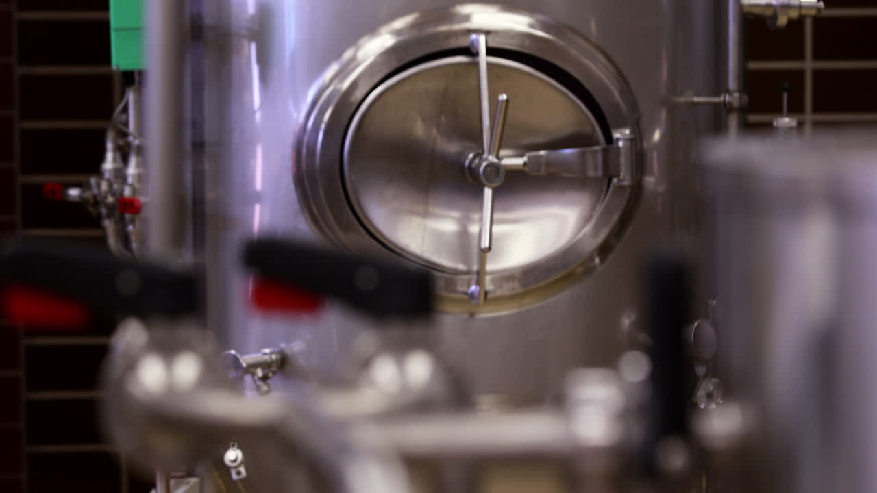 centrarse en los grifos y el medidor en el tanque