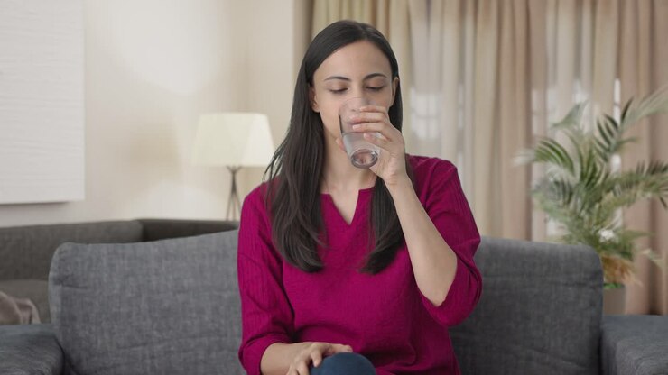 mujer india feliz tomando medicina