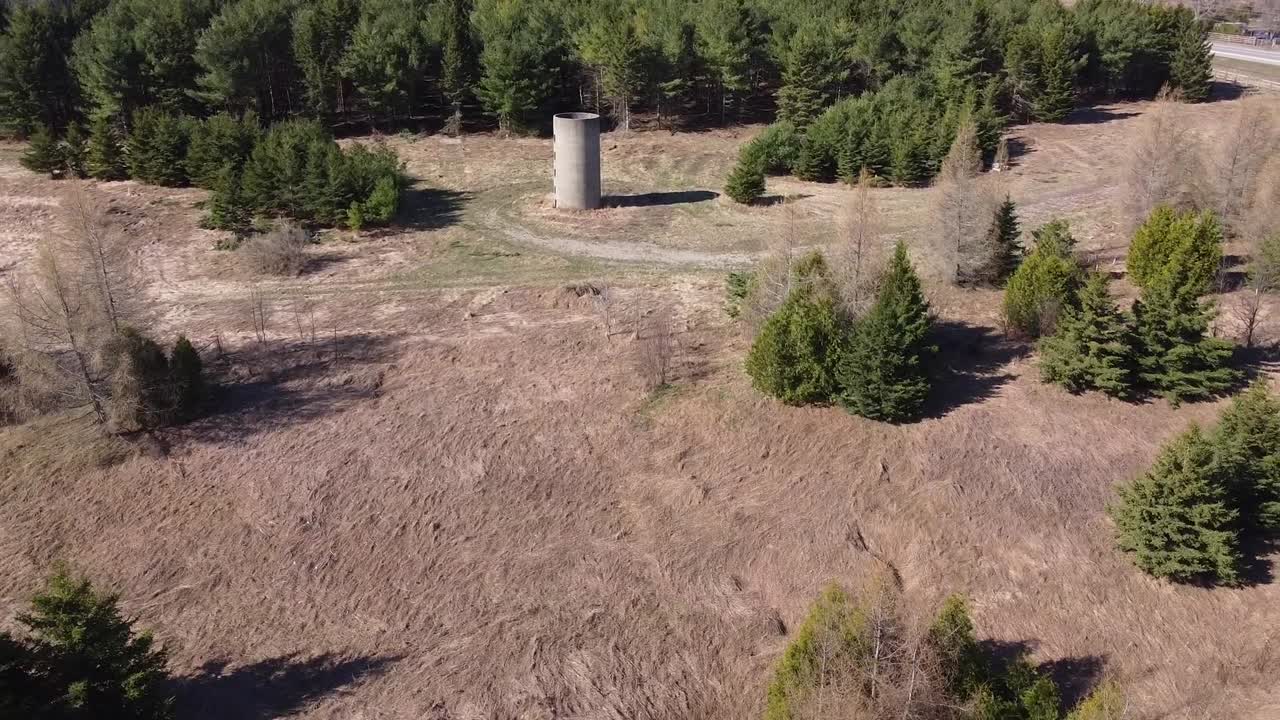 fotografía de un dron de una estructura agrícola abandonada durante la primavera