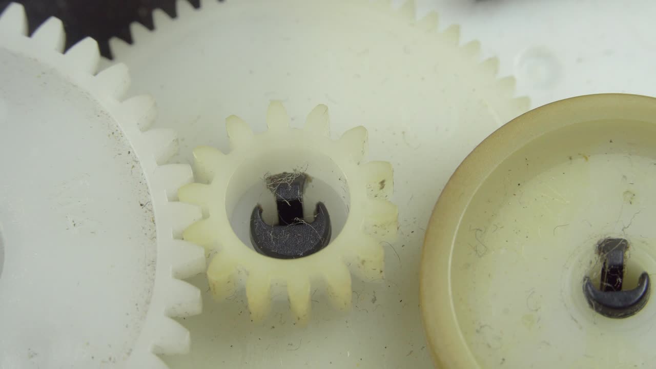 기어 플라스틱 바를 가진 메커니즘. 회전 기어. 클로즈업