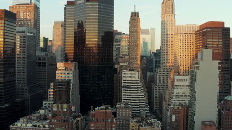 Moderne-Hochhäuser-Mit-Glänzenden-Glasfassaden,-Die-Den-Farbenprächtigen-Sonnenuntergangshimmel-Reflektieren.-Manhattan,-New-York-City,-Vereinigte-Staaten