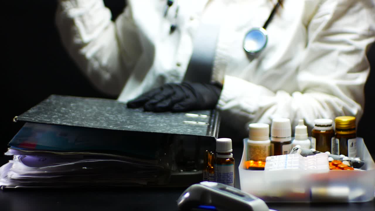 의사는 환자 엑스레이 검사를 확인하고 처방할 치료를 결정합니다.