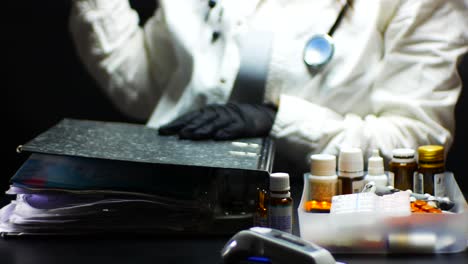 médico revisando el examen de rayos ex del paciente y decidiendo qué tratamiento médico prescribir