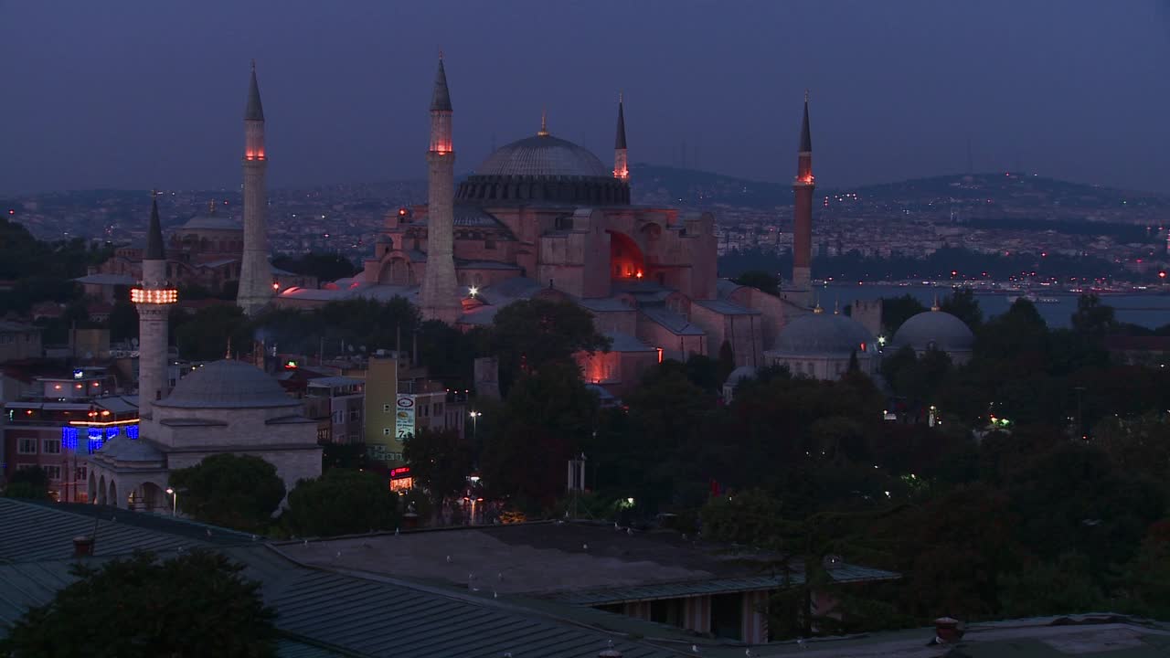la mezquita de santa sofía en estambul, turquía, al anochecer o de noche