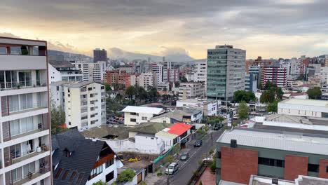 cielo dramático sobre el horizonte de la ciudad de quito en los andes de ecuador