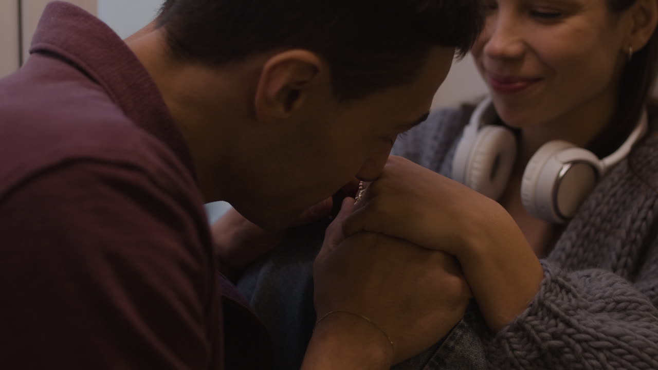 창문 에서 손을 잡고 있는 부부