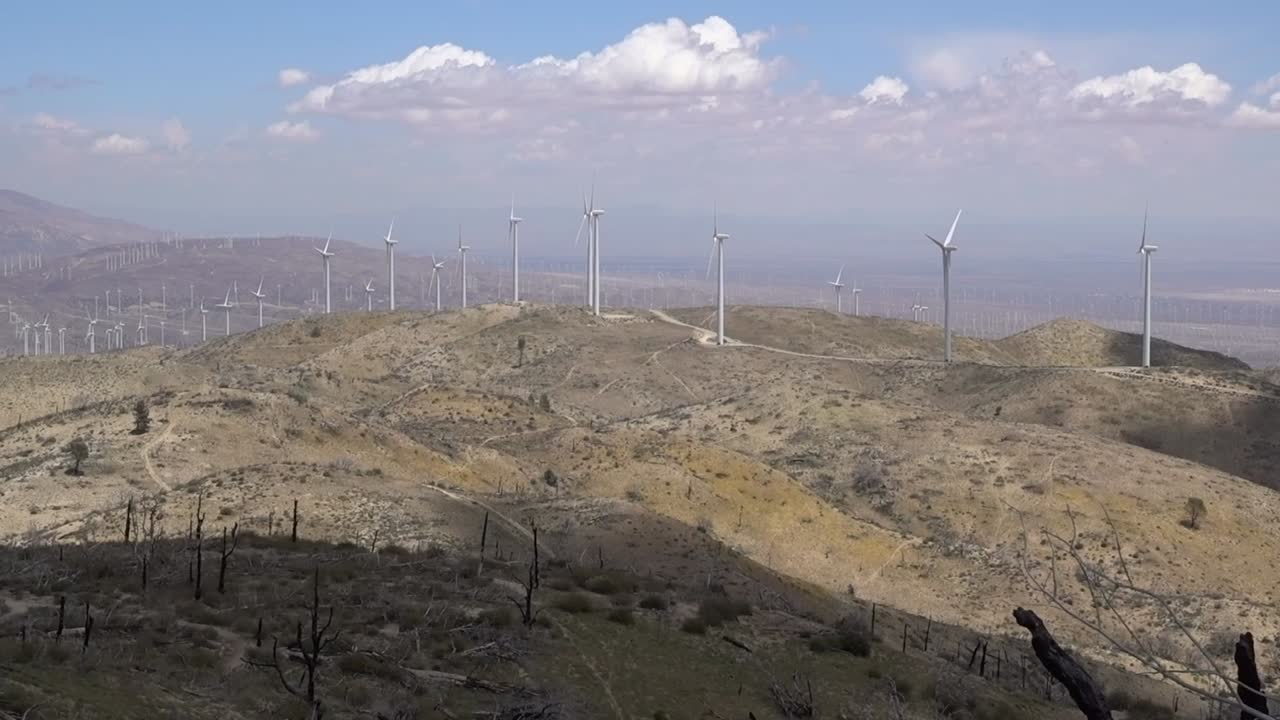 turbinas eólicas que soplan en los vientos del desierto del sur de california