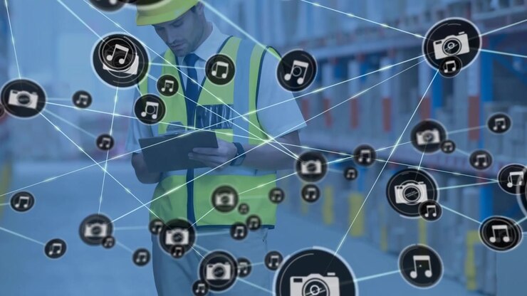 Animazione di una rete di connessioni con icone sopra un lavoratore caucasico in un magazzino