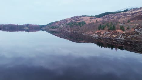 Loch-Kerker-Wiese-In-Schottland