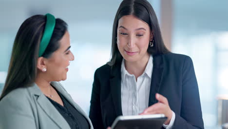 Frauen,-Team-Und-Tablet,-Diskussion