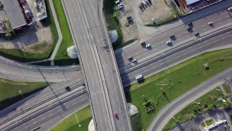 vista aérea de una intersección de autopista en una ciudad