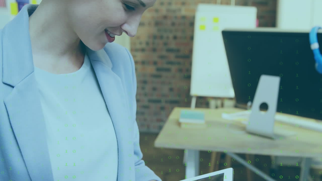 animación del procesamiento de datos sobre una mujer de negocios caucásica en la oficina