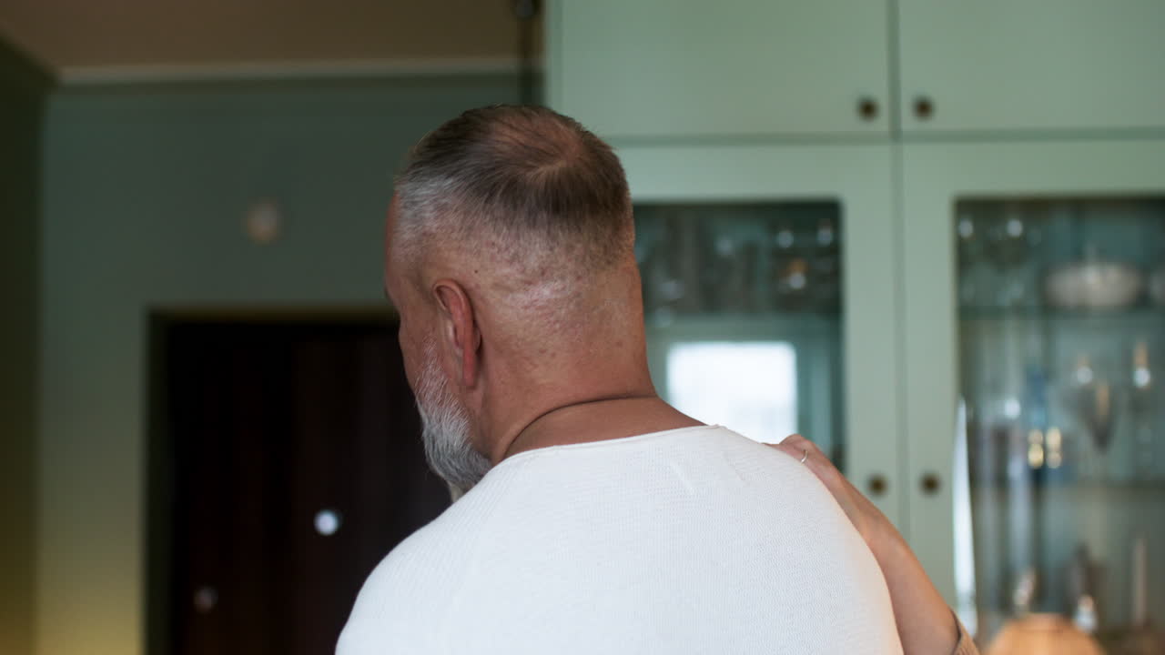 집에서 춤추는 커플