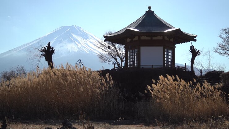 La salle historique Rokkakudo se dresse dans le parc Yagizaki avec le mont Fuji enneigé en arrière-plan. Un paysage hivernal pittoresque au lac Kawaguchiko, Japon.