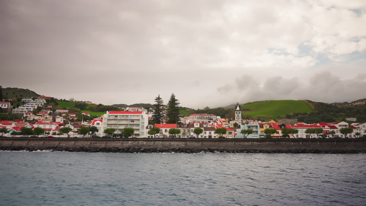 pequeña ciudad local con techos naranjas ubicada en la costa rocosa de las islas azores, océano atlántico, portugal
