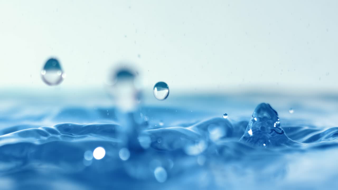 ⁇ 방울이 아주 느린 속도로 떨어지고 있습니다.