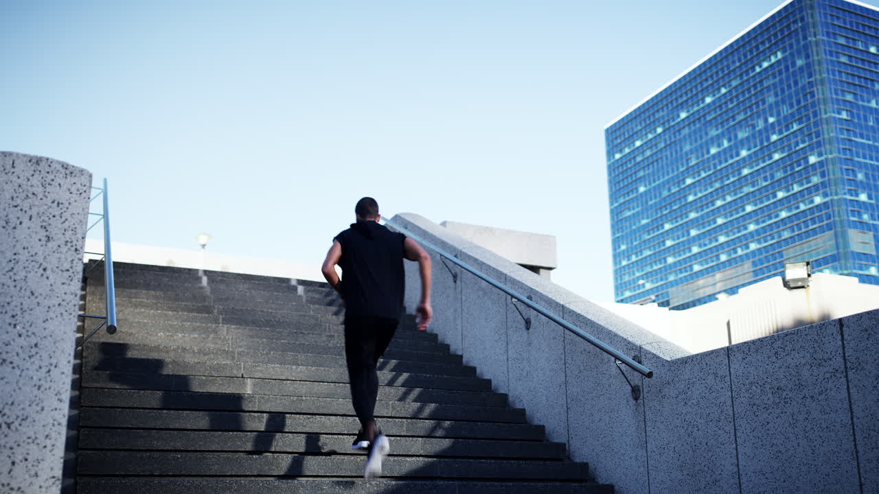 hombre subiendo escaleras en el paisaje urbano