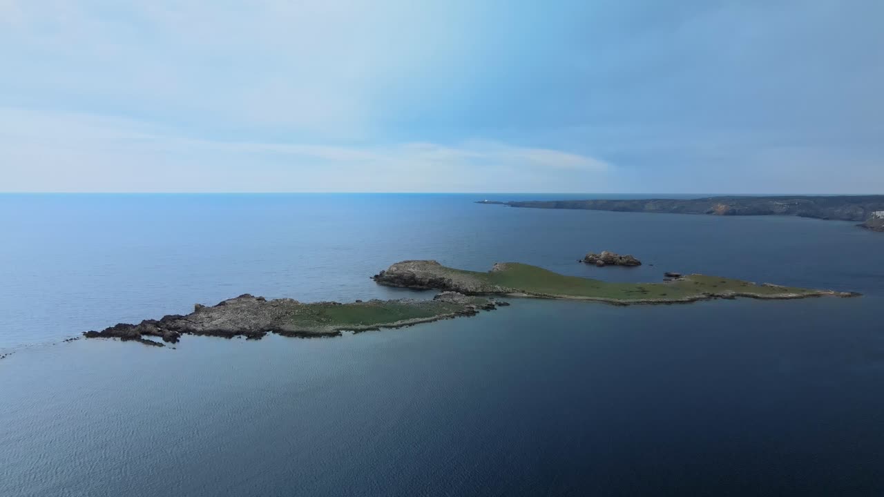 스페인 연안의 바위가 많은 외딴 섬 주변의 영화 비행