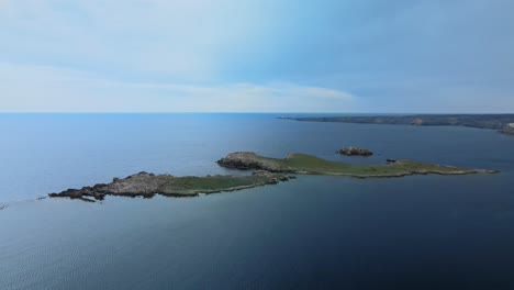 Filmischer-Flug-Um-Felsige,-Einsame-Inseln-Vor-Der-Küste-Spaniens