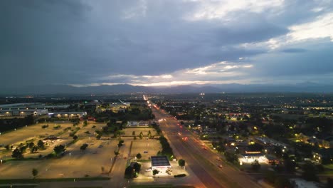 Verkehr-Auf-Der-Autobahn-In-Der-Nähe-Der-Kreuzung-Während-Der-Hauptverkehrszeit-In-Denver,-Colorado,-Usa