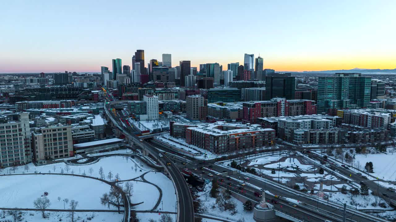 Un filmato aereo dinamico in hyperlapse che si sposta dalla superstrada Interstate 25 verso la città di Denver in Colorado