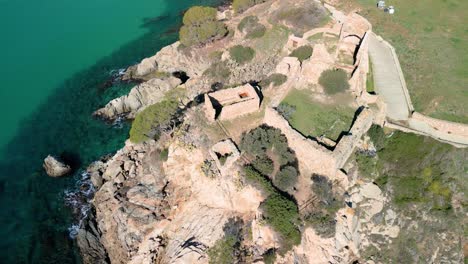 La-Fosca's-aerial-vistas-capture-the-magic-of-the-castle-at-sunset,-when-the-ancient-walls-are-bathed-in-golden-light,-creating-a-scene-of-unparalleled-beauty-and-romance