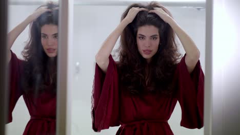 el modelo utiliza una postura expresiva, además del lenguaje corporal y las expresiones faciales