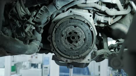 cambiar y reparar embrague, eje de transmisión. trabajar debajo de un coche levantado