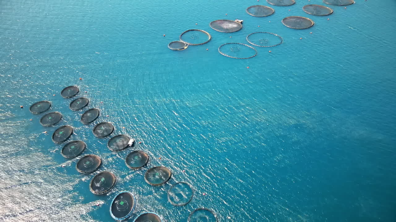 그리스 자킨토스 에 있는 이오니아 해 에 있는 어류 양식장 의 무인기 로 찍은 사진