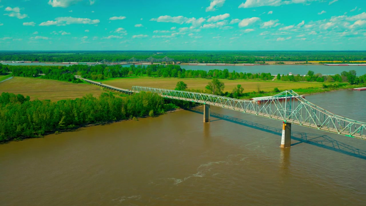 Storico ponte di ferro sul fiume Mississippi a Cairo sulla US-60 mentre il traffico attraversa la struttura a traliccio a sbalzo vicino al confine tra Illinois e Missouri.