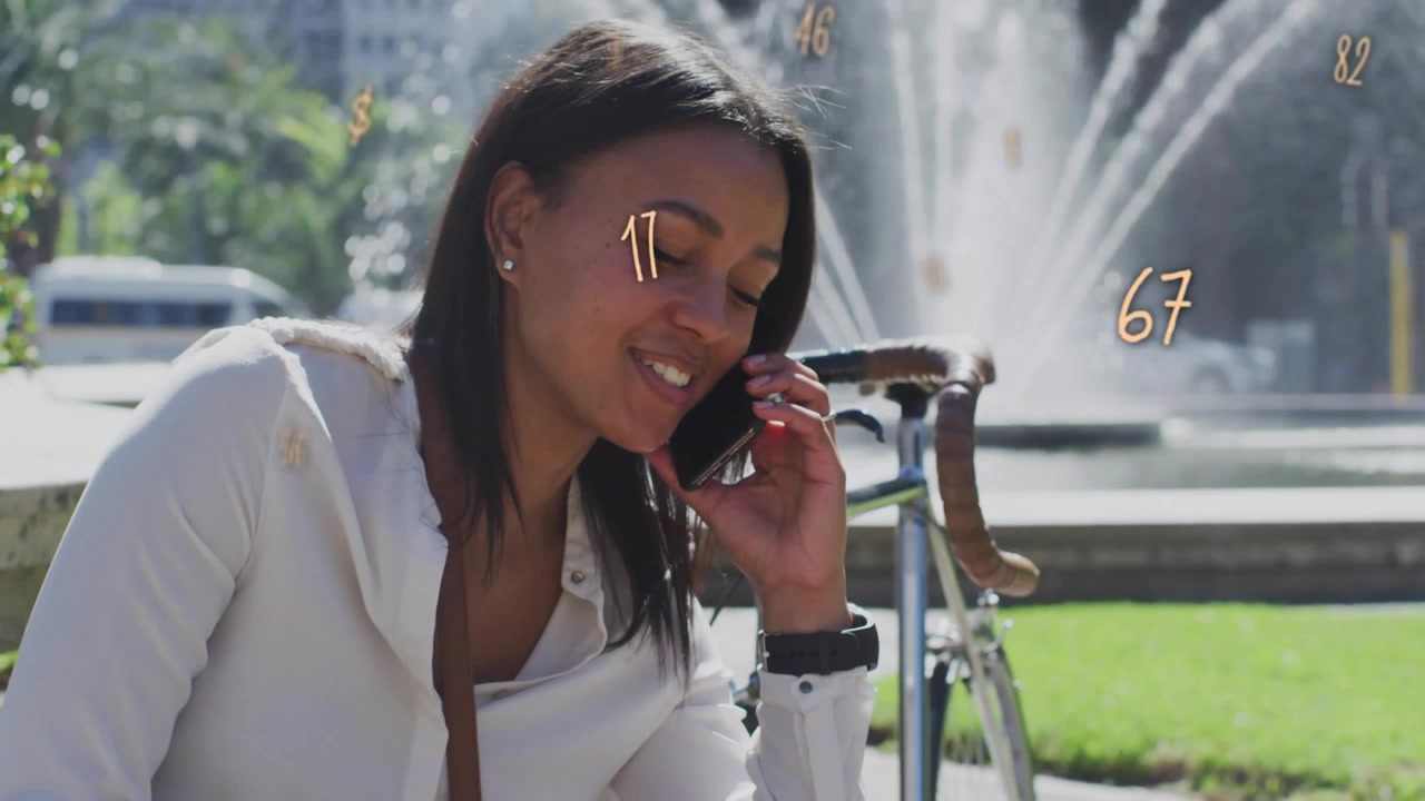 Femme prenant un appel téléphonique sur un rebord, se tournant et souriant, tandis que des chiffres dorés flottent, se rejoignant, technologie.