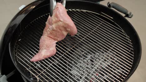 Ein-Schweinesteak-Wird-Auf-Einen-Heißen-Holzkohlegrill-Gelegt