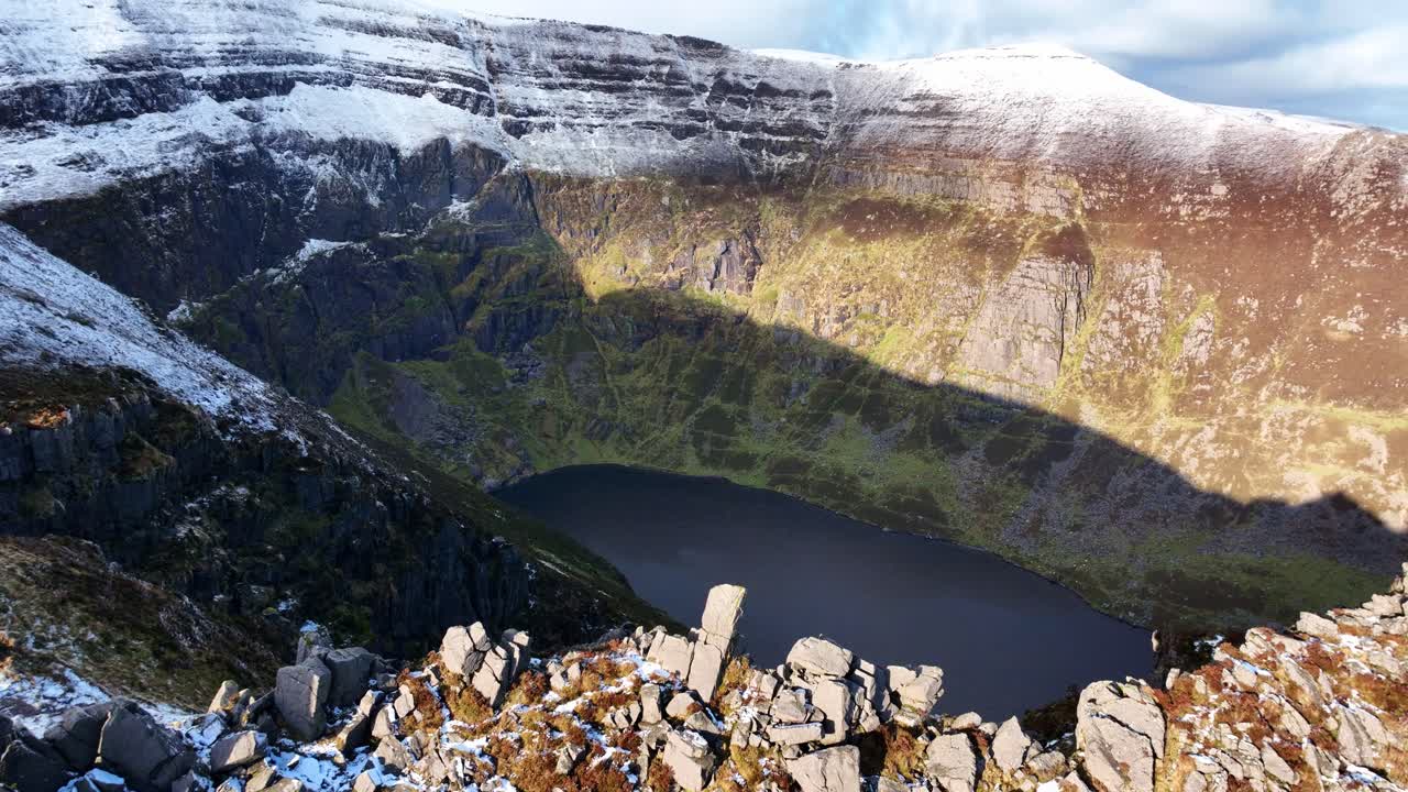 Irlands episke bjerge, sydlige bjergkam, Counshingaun Horseshoe, luftfoto overflyvning og sø afslører langt under Comeragh Mountains, Waterford