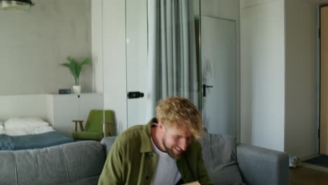 hombre desempaquetando un regalo en casa