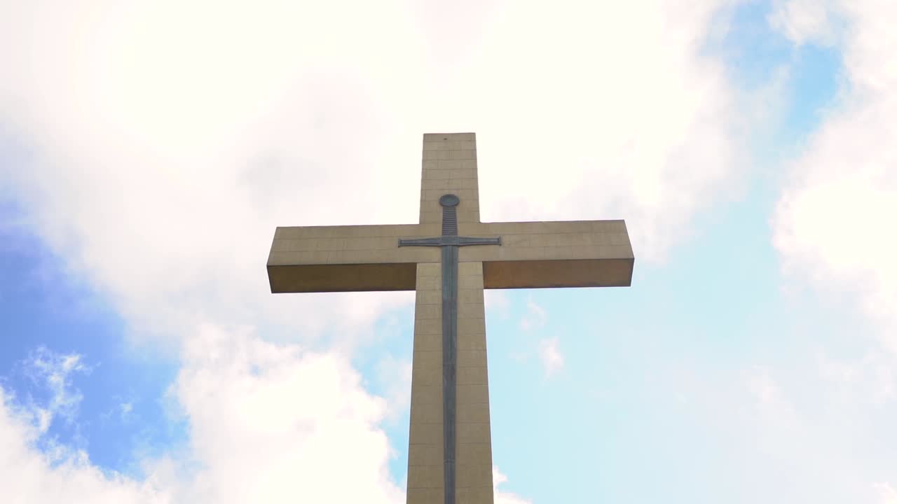 mount macedon memorial cross는 역동적인 구름이 배경에서 빠르게 움직이는 빅토리아 오스트레일리아의 유산으로 등재된 전쟁 기념관입니다.