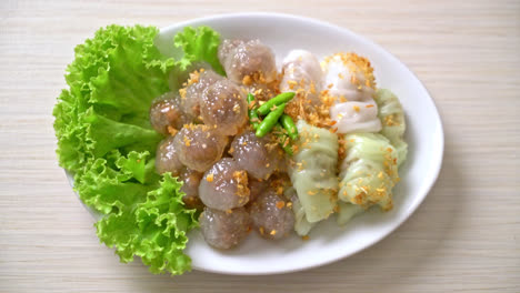 찐 쌀 껍질 만두와 돼지 고기를 곁들인 찐 타피오카 만두