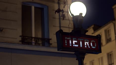 signo de metro vintage en la luz de la calle en la ciudad por la noche