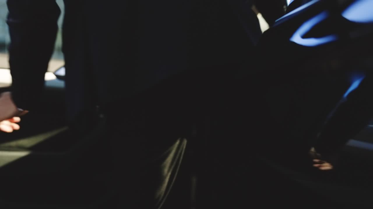 hombre de negocios vestido de negocios camina hacia el coche estacionado. hombre entrando en su coche y preparándose para conducir. hombre de negocios confiado sentado en su propio coche