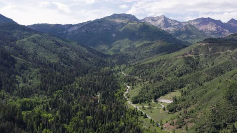 Scenic-Utah-wilderness-at-American-Fork-Canyon-in-summer