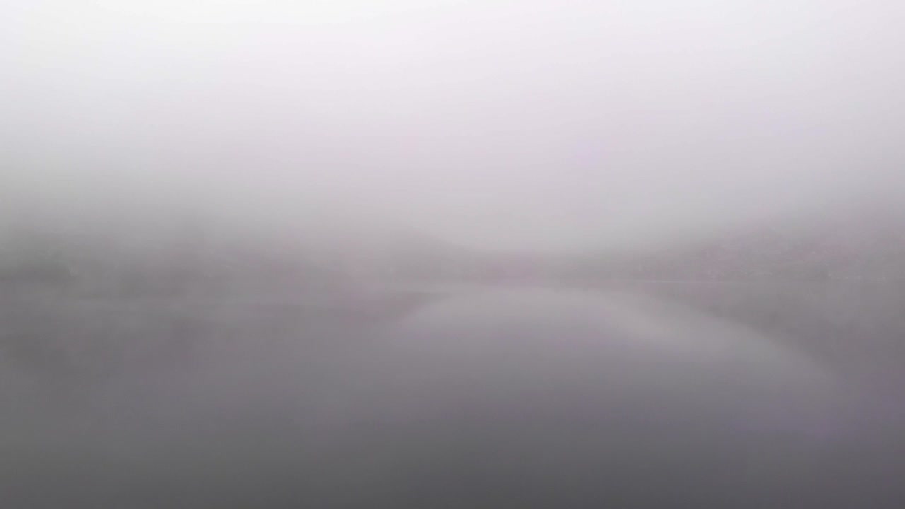 바위, 안개가 자욱한 호수 풍경, 드론 샷에 서있는 남자