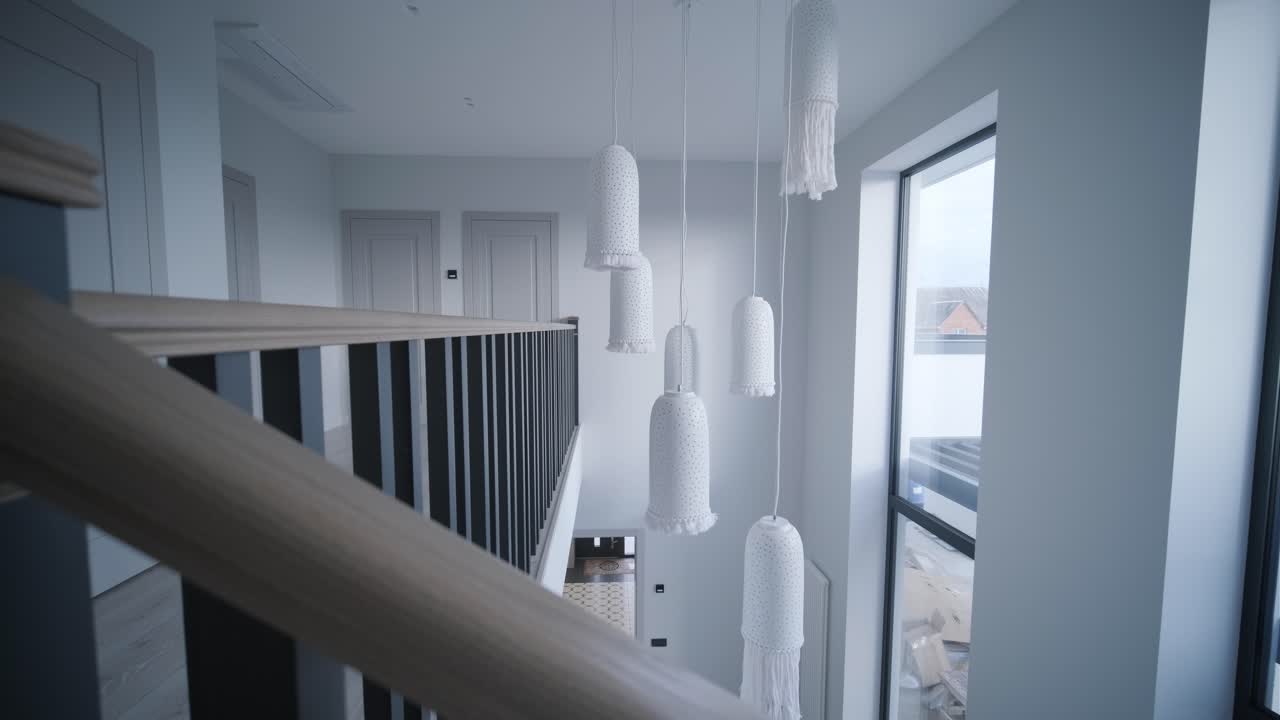 diseño interior escaleras de madera elegantes dentro de la casa con barandillas de madera modernas y paredes decoradas con lámparas de moda. escalera moderna o escalera en el interior de la casa moderna