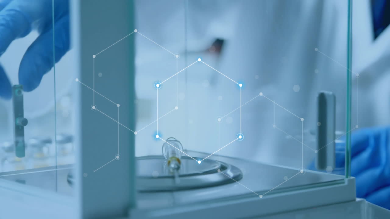 animación de una red de conexiones sobre un científico caucásico que trabaja en un laboratorio