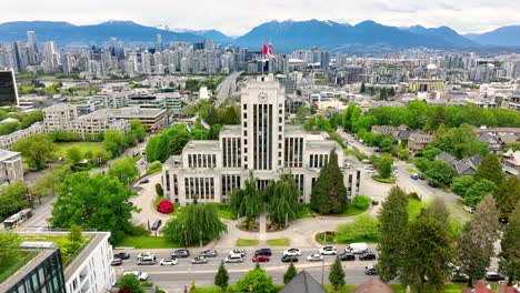 ayuntamiento de vancouver con el horizonte del centro de vancouver en el fondo en canadá